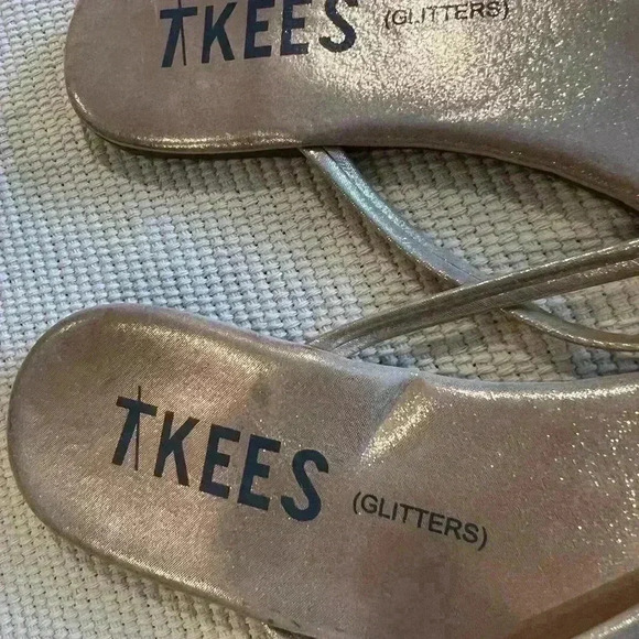 Tkees glitters size 8 gold flip flops, thongs, sandals, see photos - Picture 2 of 4